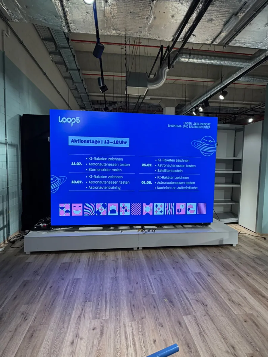 Die LED-Wand, 3 &times; 2 Meter, in einem leerstehenden Ladenlokal