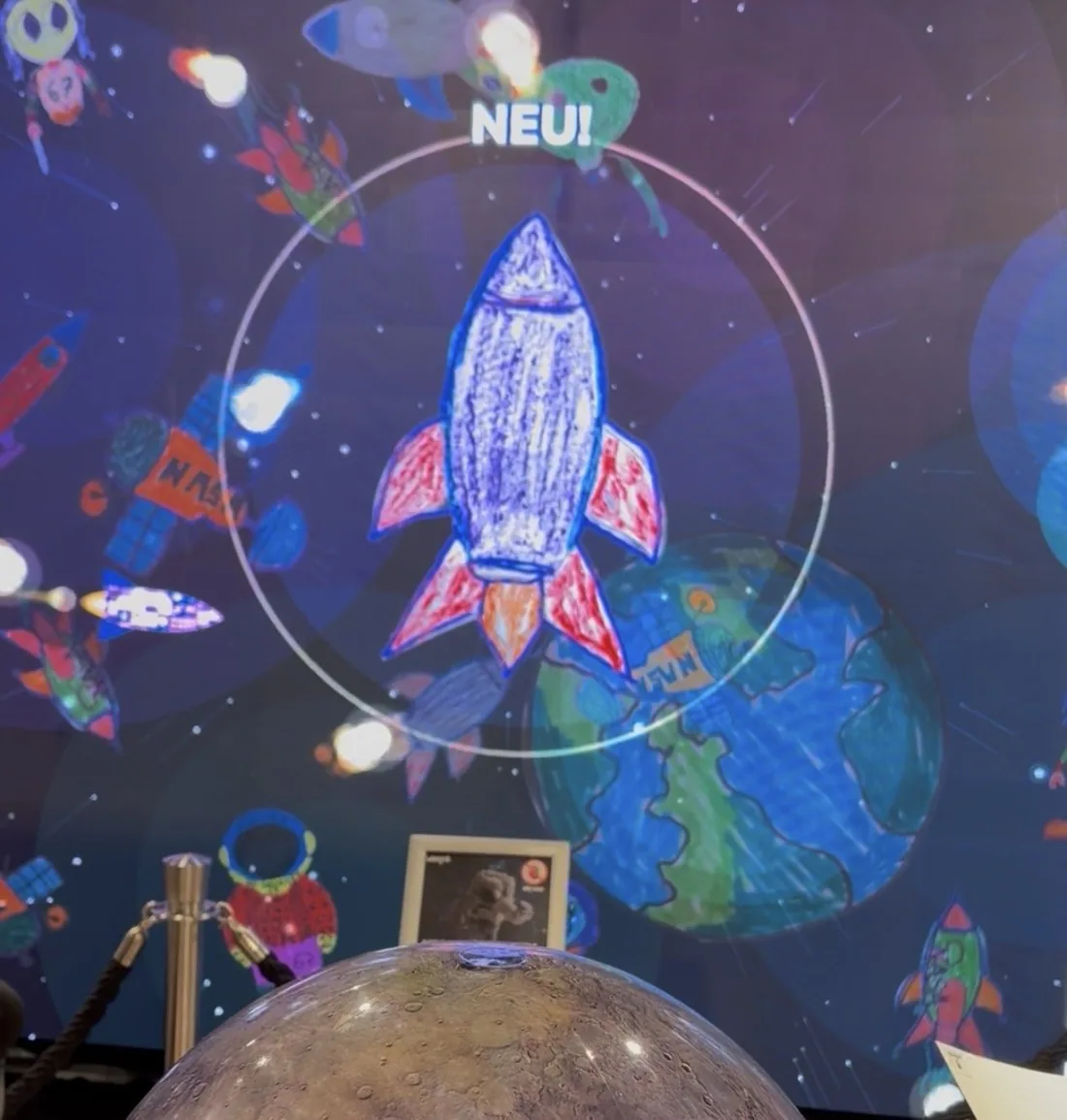 Die Zeichnung fliegt über die große Wand